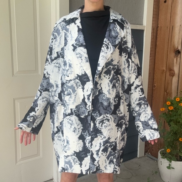 The Fifth Monochrome Floral Walking Home Coat - Picture 2 of 11